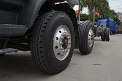 东风柳汽 乘龙M3中卡 220马力 6X2排半载货车底盘