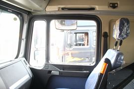 HOKA H7&nbsp;牵引车驾驶室                                               图片