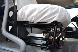 新悍威J5M&nbsp;牵引车驾驶室                                               图片