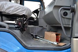 新悍威J5M&nbsp;牵引车驾驶室                                               图片