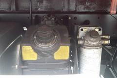 青岛解放 龙V中卡 180马力 6X2 7.7米排半仓栅式载货车(CA5220CCYPK2L6T3E4A80-1)