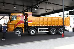 四川现代 创虎XCIENT重卡 440马力 8X4 6.5米自卸车(CHM3310KPQ64M)