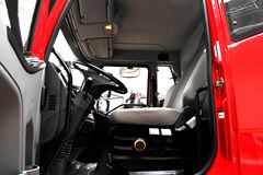 一汽解放 J6L 180马力 4X2 压缩式垃圾车(底盘)