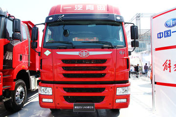 青岛解放 天V重卡 380马力 6X2 LNG自动挡牵引车(AMT手自一体)(一汽12挡)(CA4226P2K15T3NE5A80)