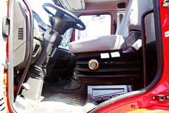 一汽解放 J6L中卡 180马力 4X2 6.8米LNG载货车(CA1160P62L4E1M5)