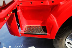 一汽解放 J6L中卡 180马力 4X2 6.8米LNG载货车(CA1160P62L4E1M5)