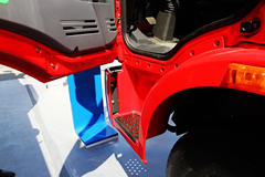 一汽解放 J6L中卡 180马力 4X2 6.8米LNG载货车(CA1160P62L4E1M5)