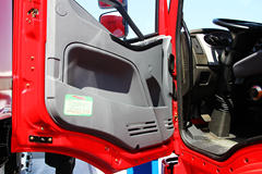 一汽解放 J6L中卡 180马力 4X2 6.8米LNG载货车(CA1160P62L4E1M5)