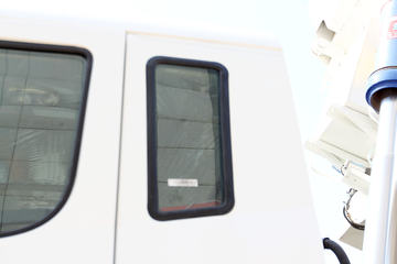 ���Ͽ��� U340 340���� 6X4 5.6��LNG��ж��(SQR3252N6T4)ͼƬ