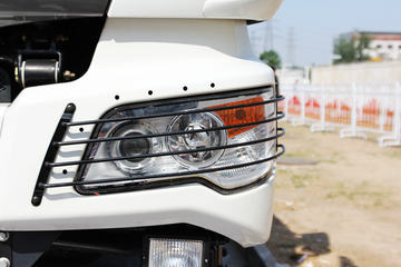 ���Ͽ��� U340 340���� 6X4 5.6��LNG��ж��(SQR3252N6T4)ͼƬ