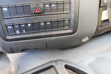 ���Ͽ��� U340 340���� 6X4 5.6��LNG��ж��(SQR3252N6T4)ͼƬ