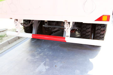 ���Ͽ��� U340 340���� 6X4 5.6��LNG��ж��(SQR3252N6T4)ͼƬ