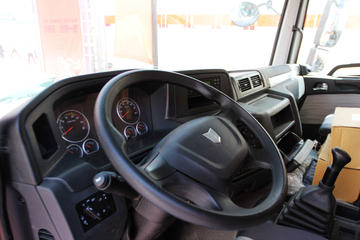 联合U系&nbsp;液化气体运输车驾驶室图片