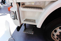 联合卡车U340 340马力 8X4 LNG运输车(SQR1311N6T6-E) 联合卡车U340 340马力 8X4 LNG运输车(SQR1311N6T6-E)