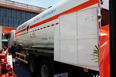 联合卡车U340 340马力 8X4 LNG运输车(SQR1311N6T6-E) 联合卡车U340 340马力 8X4 LNG运输车(SQR1311N6T6-E)