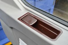 东风柳汽 乘龙M3中卡 180马力 4X2 7.7米厢式排半载货车(LZ5162XXYRAPA)