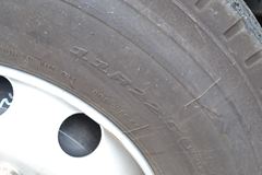 东风柳汽 乘龙M3中卡 180马力 4X2 7.7米厢式排半载货车(LZ5162XXYRAPA)