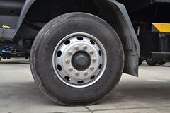 东风柳汽 乘龙M3中卡 180马力 4X2 7.7米厢式排半载货车(LZ5162XXYRAPA)