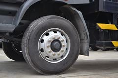 东风柳汽 乘龙M3中卡 180马力 4X2 7.7米厢式排半载货车(LZ5162XXYRAPA)