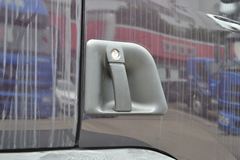 东风柳汽 乘龙M3中卡 180马力 4X2 7.7米厢式排半载货车(LZ5162XXYRAPA)