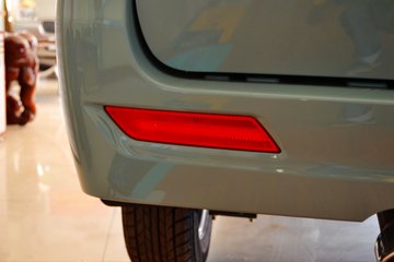 �� С��ʨ 82���� 1.3L�����(SY6420C4SBW)(����)ͼƬ