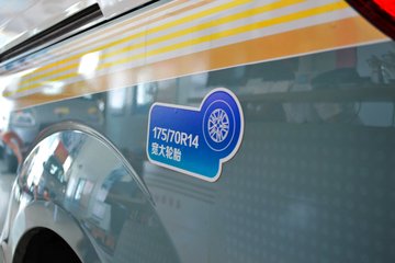 �� С��ʨ 82���� 1.3L�����(SY6420C4SBW)(����)ͼƬ