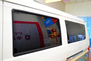 �� С��ʨ 82���� 1.3L�����(SY6420C4SBW)(����)ͼƬ