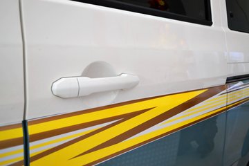 �� С��ʨ 82���� 1.3L�����(SY6420C4SBW)(����)ͼƬ