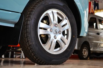 �� С��ʨ 82���� 1.3L�����(SY6420C4SBW)(����)ͼƬ