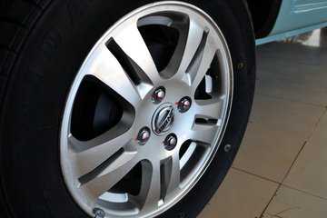 �� С��ʨ 82���� 1.3L�����(SY6420C4SBW)(����)ͼƬ