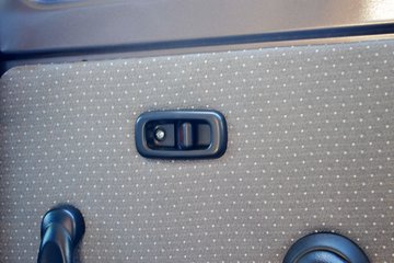 �� С��ʨ 82���� 1.3L�����(SY6420C4SBW)ͼƬ