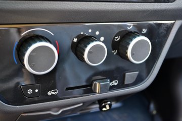 �� С��ʨ 82���� 1.3L�����(SY6420C4SBW)ͼƬ