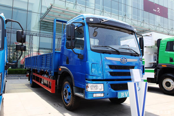 青岛解放 龙V中卡 220马力 4X2 6.75米栏板载货车(CA1189PK2L2E5A80)