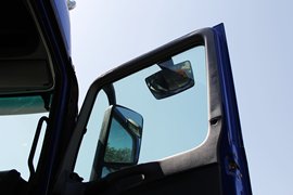 奔驰Actros&nbsp;牵引车驾驶室                                               图片