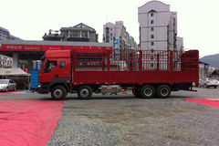 东风柳汽 霸龙重卡 290马力 8X4 9.6米排半载货车(LZ5244CSPEL)