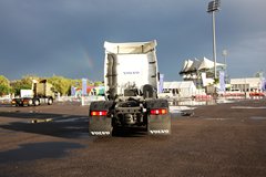 沃尔沃 新FM重卡 460马力 6X2R牵引车(冬白)