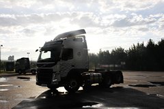 沃尔沃 新FM重卡 460马力 6X2R牵引车(冬白)