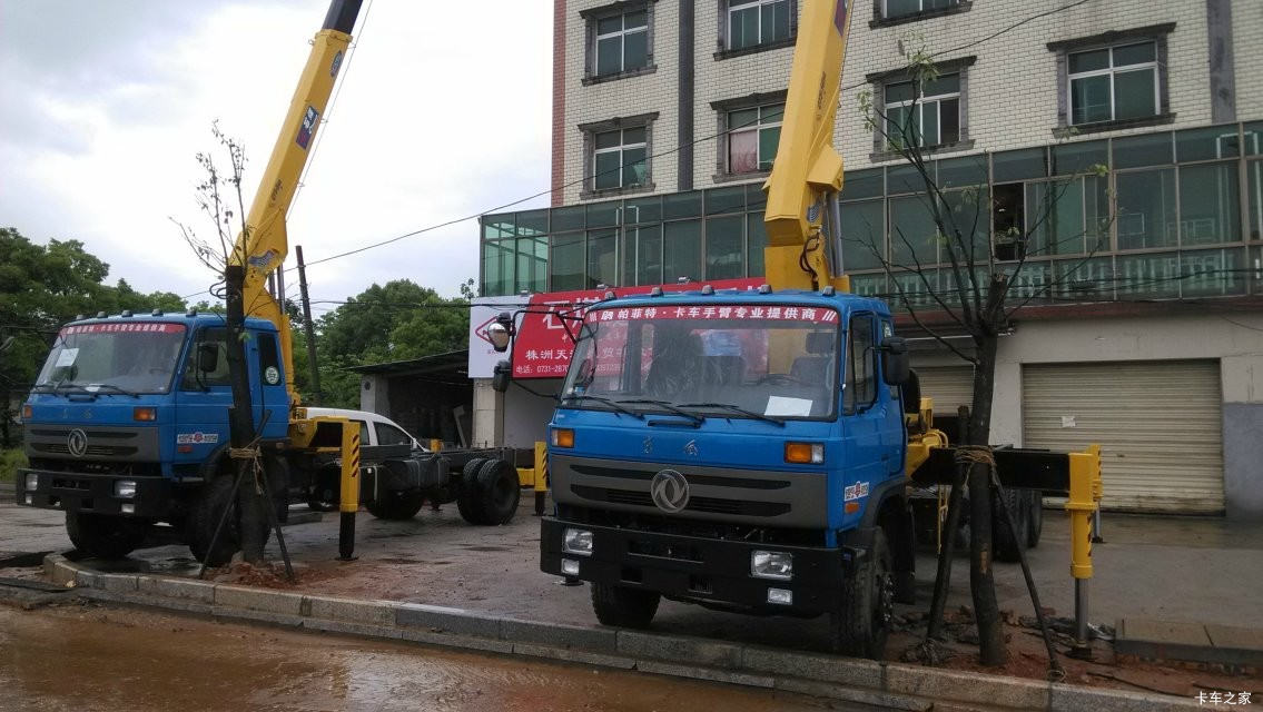 东风 153系列 180马力 4X2 随车吊