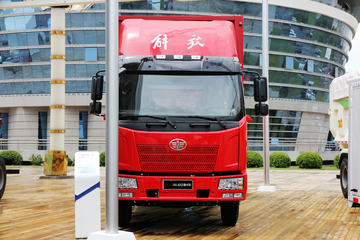 一汽解放 J6L中卡 220马力 6X2 9.7米厢式载货车(CA5250XXYP62K1L8T3E4)