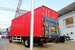 一汽解放 J6L中卡 164马力 4X2 6.8米排半厢式载货车(CA5160XXYP62K1L3E4) 一汽解放 J6L中卡 164马力 4X2 6.8米排半厢式载货车(CA5160XXYP62K1L3E4)