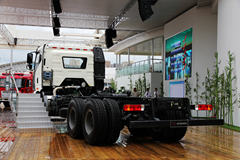 一汽解放 J6P 355马力 6X4 混凝土搅拌车(全浮平顶小排半驾驶室)底盘 (CA5250GJBP66K2L2T1E4)