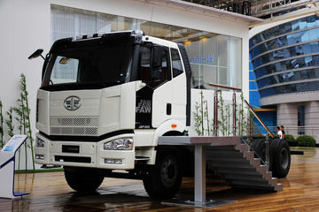 一汽解放 J6P 355马力 6X4 混凝土搅拌车(全浮平顶小排半驾驶室)底盘 (CA5250GJBP66K2L2T1E4)