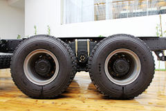 一汽解放 J6P 355马力 6X4 混凝土搅拌车(全浮平顶小排半驾驶室)底盘 (CA5250GJBP66K2L2T1E4)