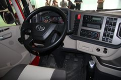 青岛解放 JH6重卡 370马力 6X4牵引车(CA4250P25K2T1E4)