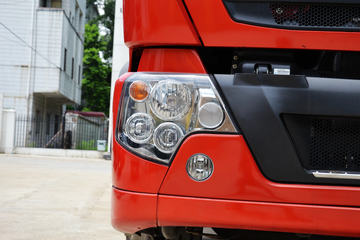 中国重汽 HOWO T5G重卡 240马力 6X2 9.5米厢式载货车(ZZ1257K56CGD1)外观图片