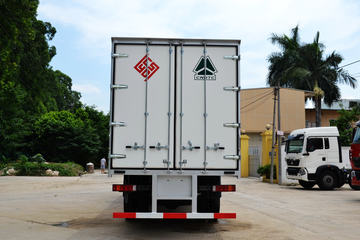 中国重汽 HOWO T5G重卡 240马力 6X2 9.5米厢式载货车(ZZ1257K56CGD1)外观图片