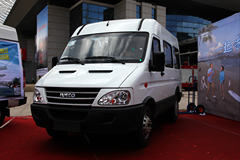 南京依维柯 Power Daily 2017款 经典版 A37 7座 122马力 2.5T中顶商务车