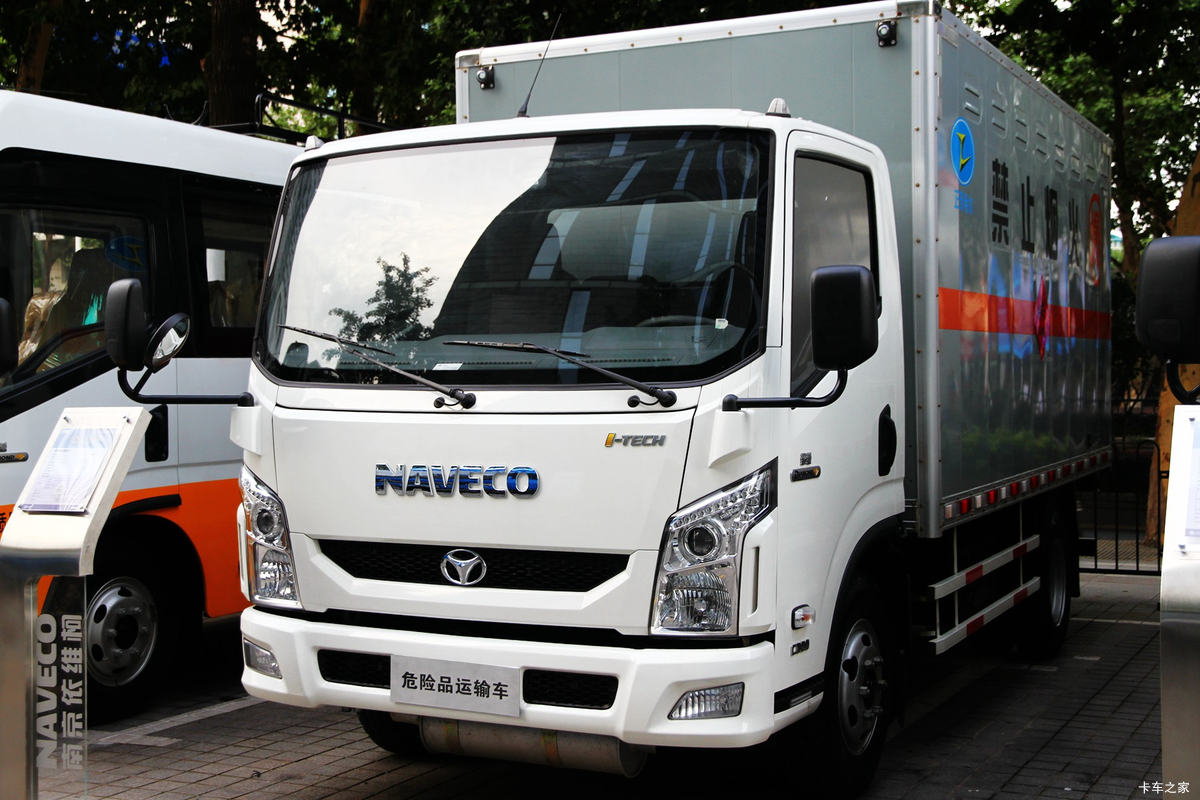 跃进 超越C300 125马力 4X2 4.12米烟花爆竹专用运输车(希尔牌)