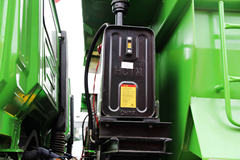 上汽红岩 新金刚重卡 336马力 6X4 5.6米自卸车(U型斗新型渣土车)(CQ3255HTG384)