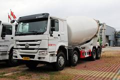 中国重汽 HOWO 380马力 8X4 混凝土搅拌车(亚特重工牌)(TZ5317GJBZN6D)
